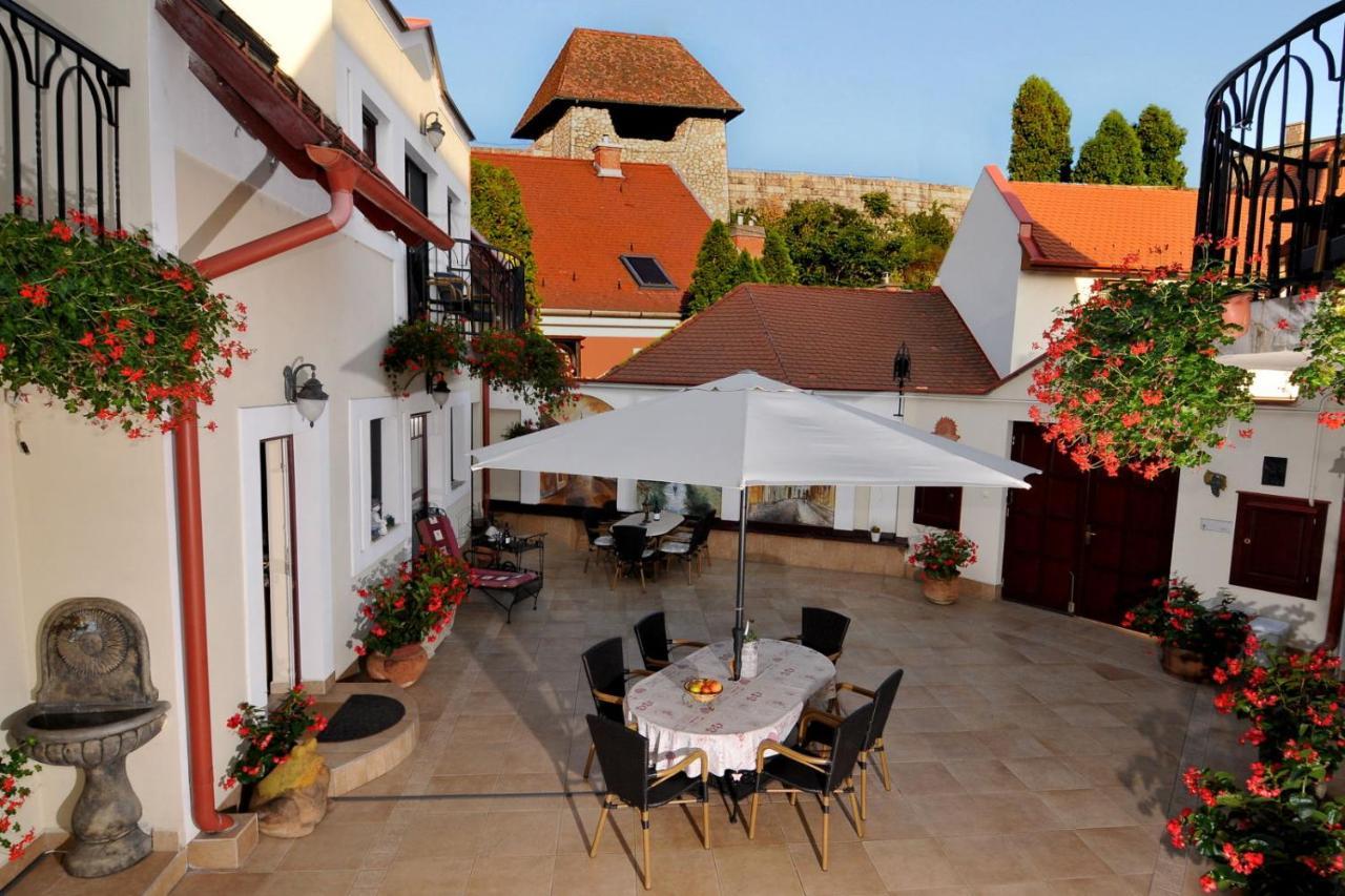 Patria Panzio Bed & Breakfast Eger Ngoại thất bức ảnh