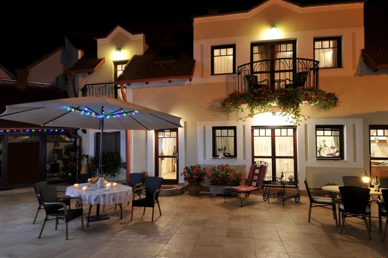 Patria Panzio Bed & Breakfast Eger Ngoại thất bức ảnh