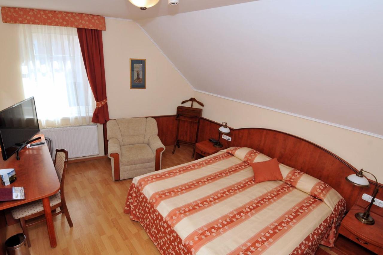 Patria Panzio Bed & Breakfast Eger Ngoại thất bức ảnh