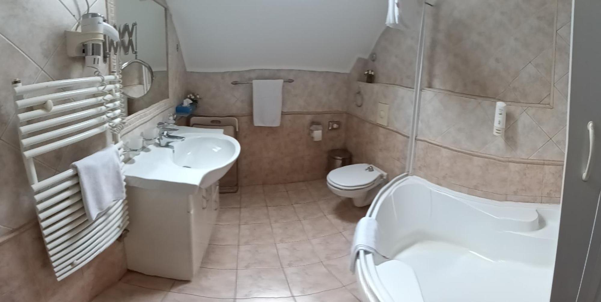 Patria Panzio Bed & Breakfast Eger Ngoại thất bức ảnh